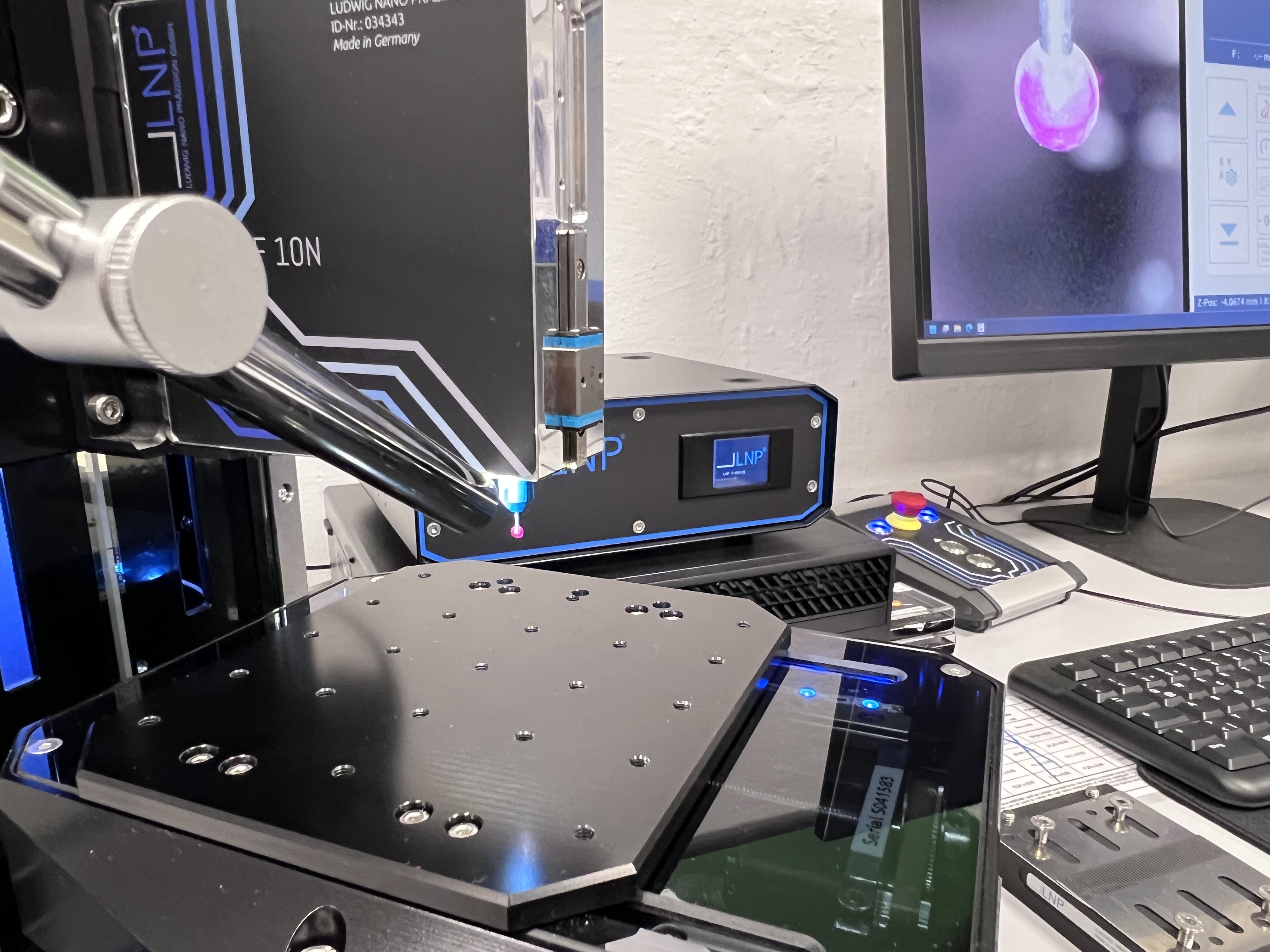 Durchschlagfestigkeit und LNP Universalhärte gallery item